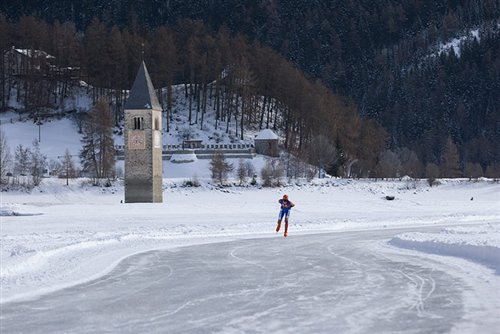 Eislaufen am Reschensee